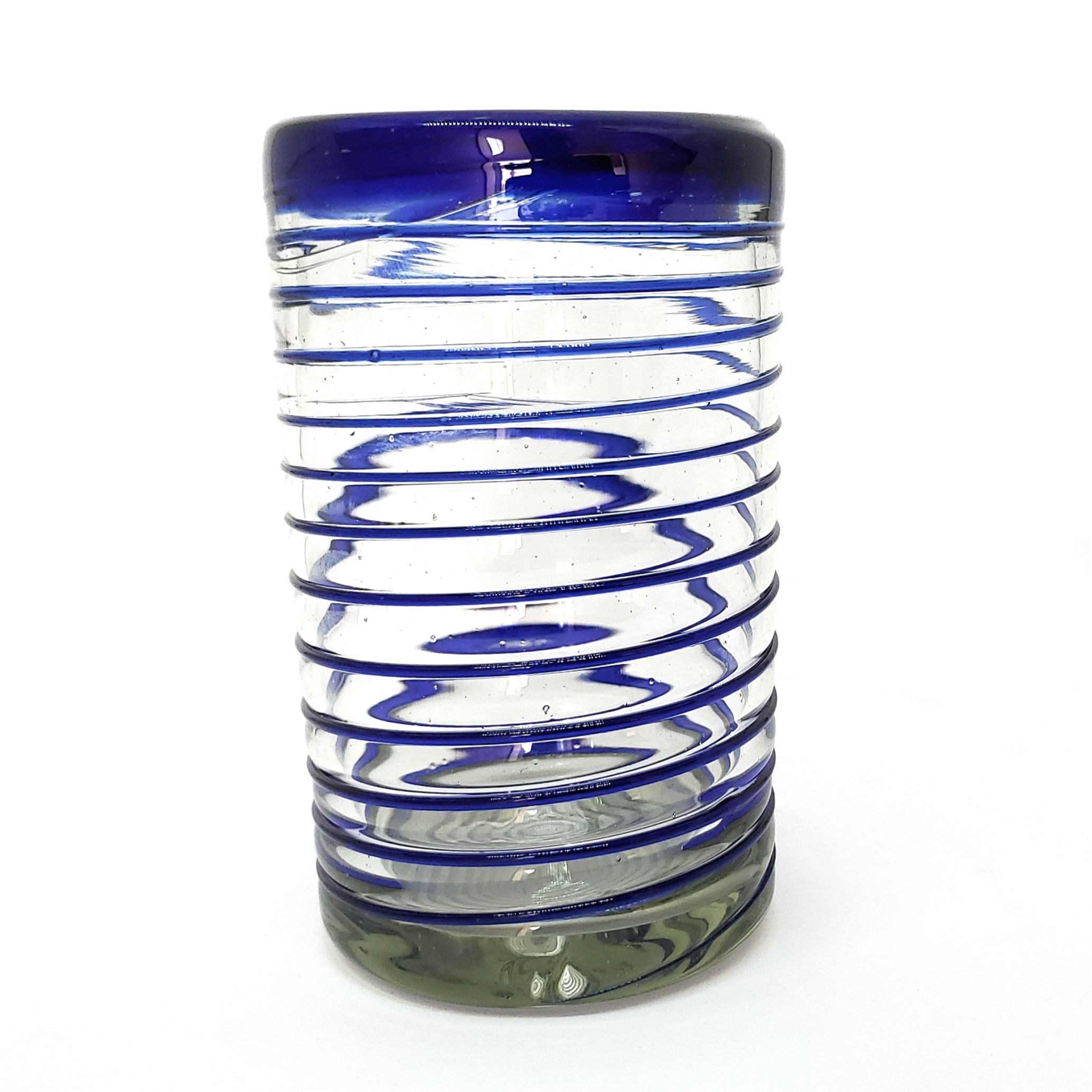 VIDRIO SOPLADO / Juego de 6 vasos grandes con espiral azul cobalto / Éstos elegantes vasos cubiertos con una espiral azul cobalto darán un toque artesanal a su mesa.